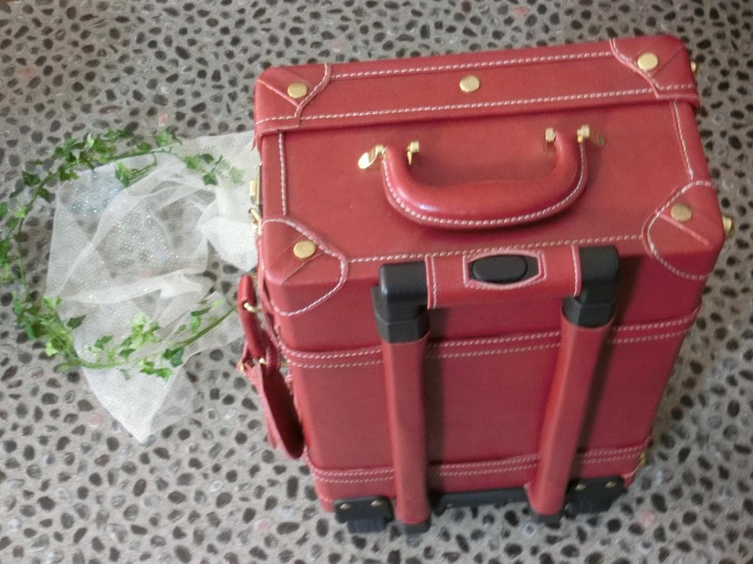 新品未使用☆頑強しっかりした作りの可愛い赤色スーツケース　ダイヤル式鍵付