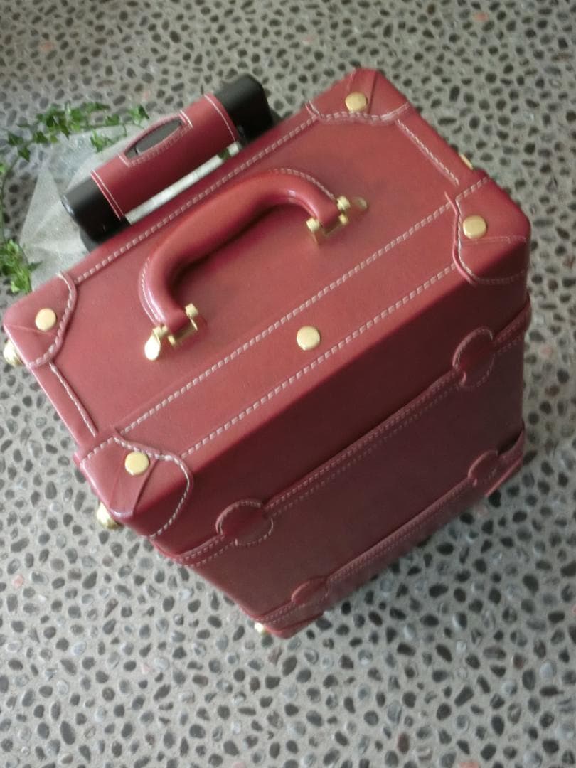 新品未使用☆頑強しっかりした作りの可愛い赤色スーツケース　ダイヤル式鍵付