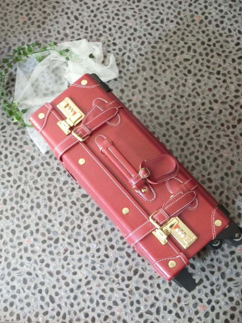 新品未使用☆頑強しっかりした作りの可愛い赤色スーツケース　ダイヤル式鍵付