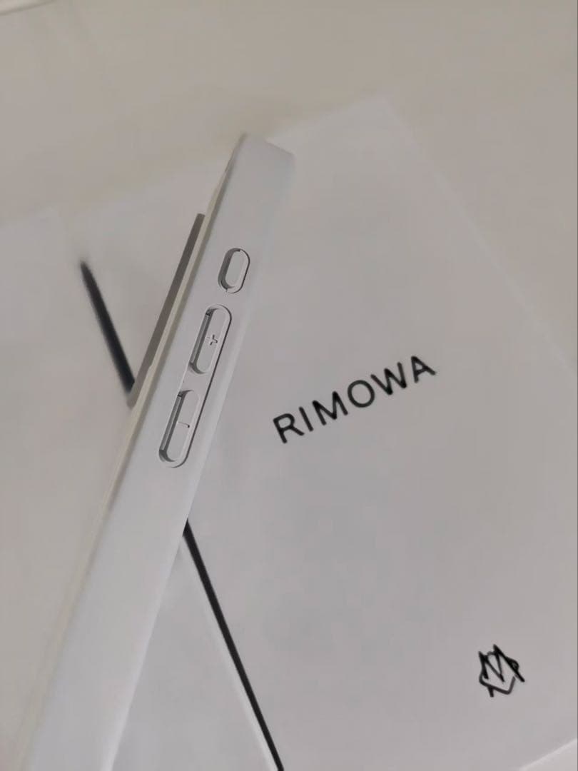 新品 RIMOWA シルバー iPhone16proケース
