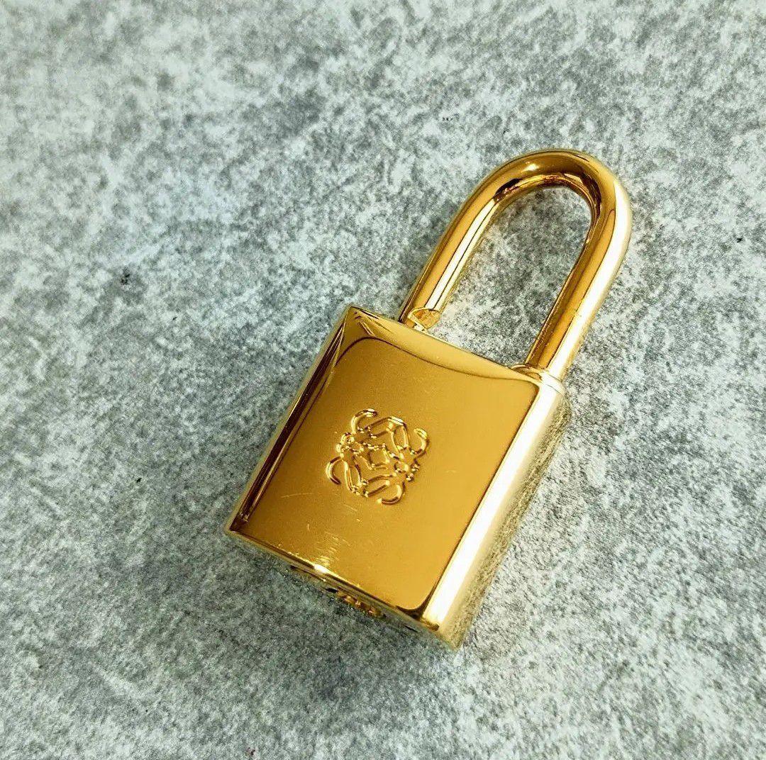 美品【LOEWE ロエベ】カデナ 南京錠 パドロック ☘バッグのアクセントに☘