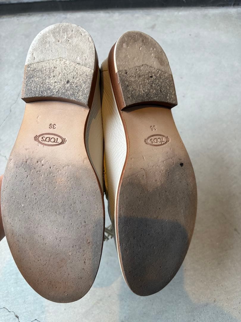 TOD'S フリンジ付きホワイトローファー