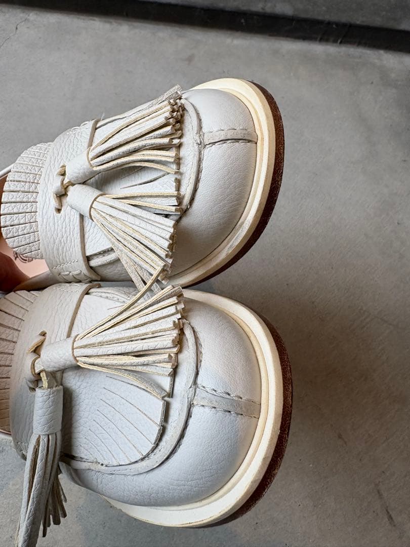 TOD'S フリンジ付きホワイトローファー