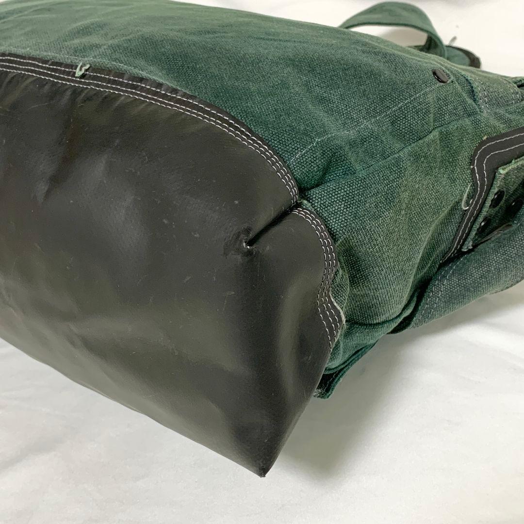 DIESEL メッセンジャーバッグ ダークグリーン ポケットにロゴ