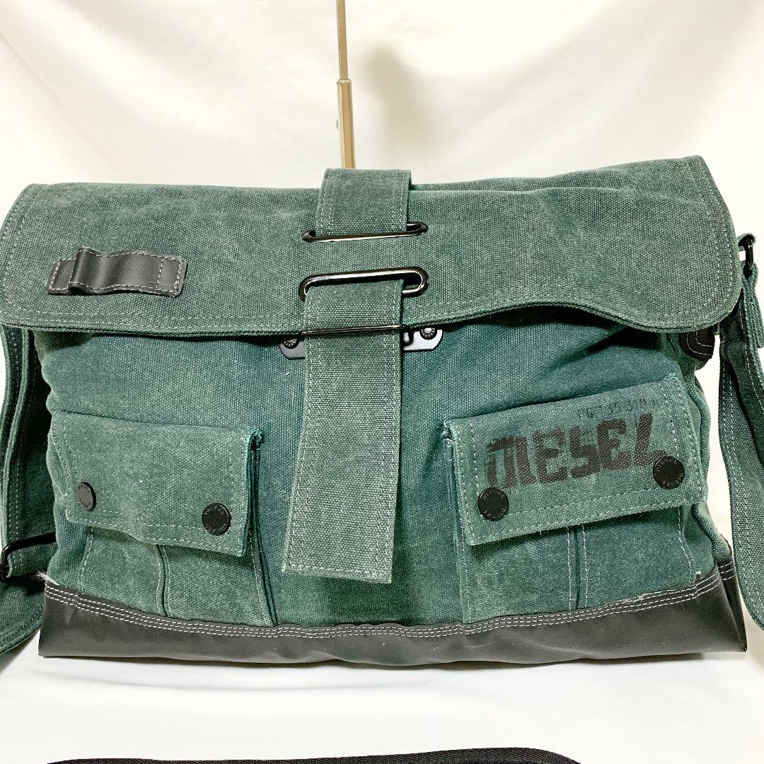 DIESEL メッセンジャーバッグ ダークグリーン ポケットにロゴ