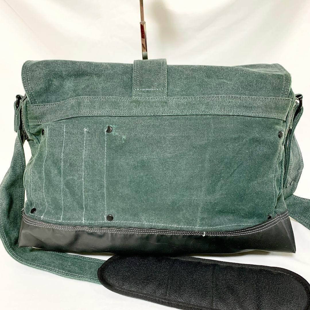 DIESEL メッセンジャーバッグ ダークグリーン ポケットにロゴ