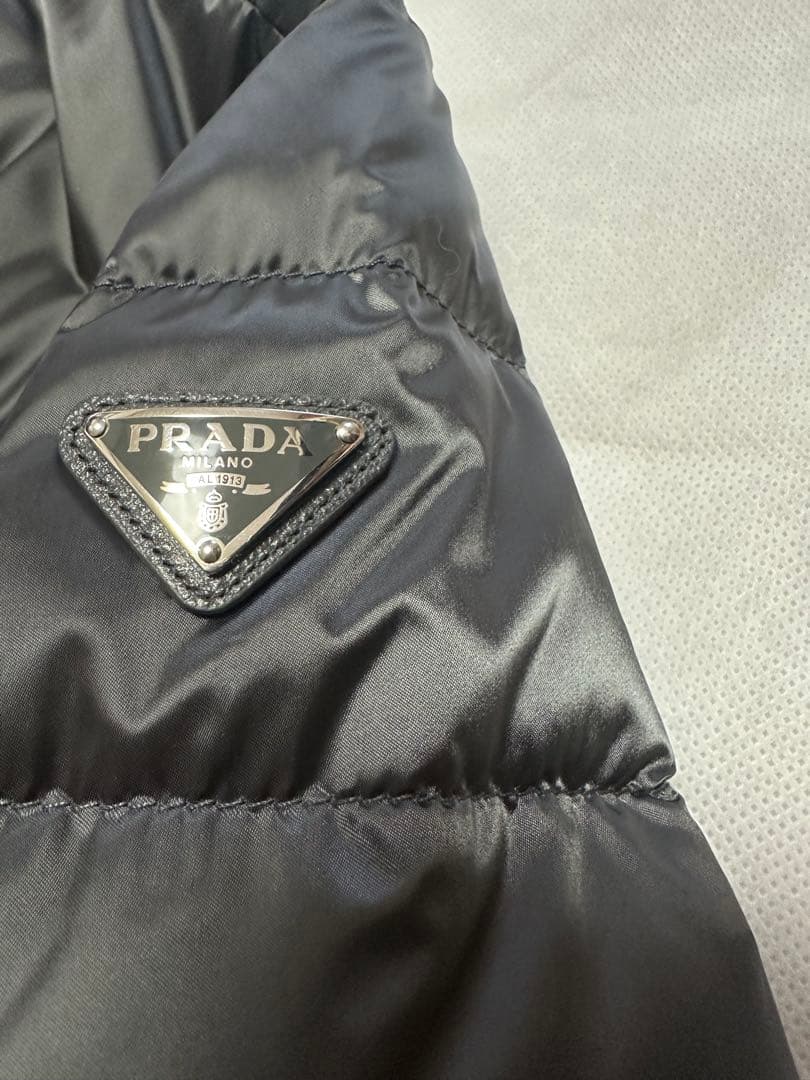 プラダ　ダウンジャケット　ダークグレー