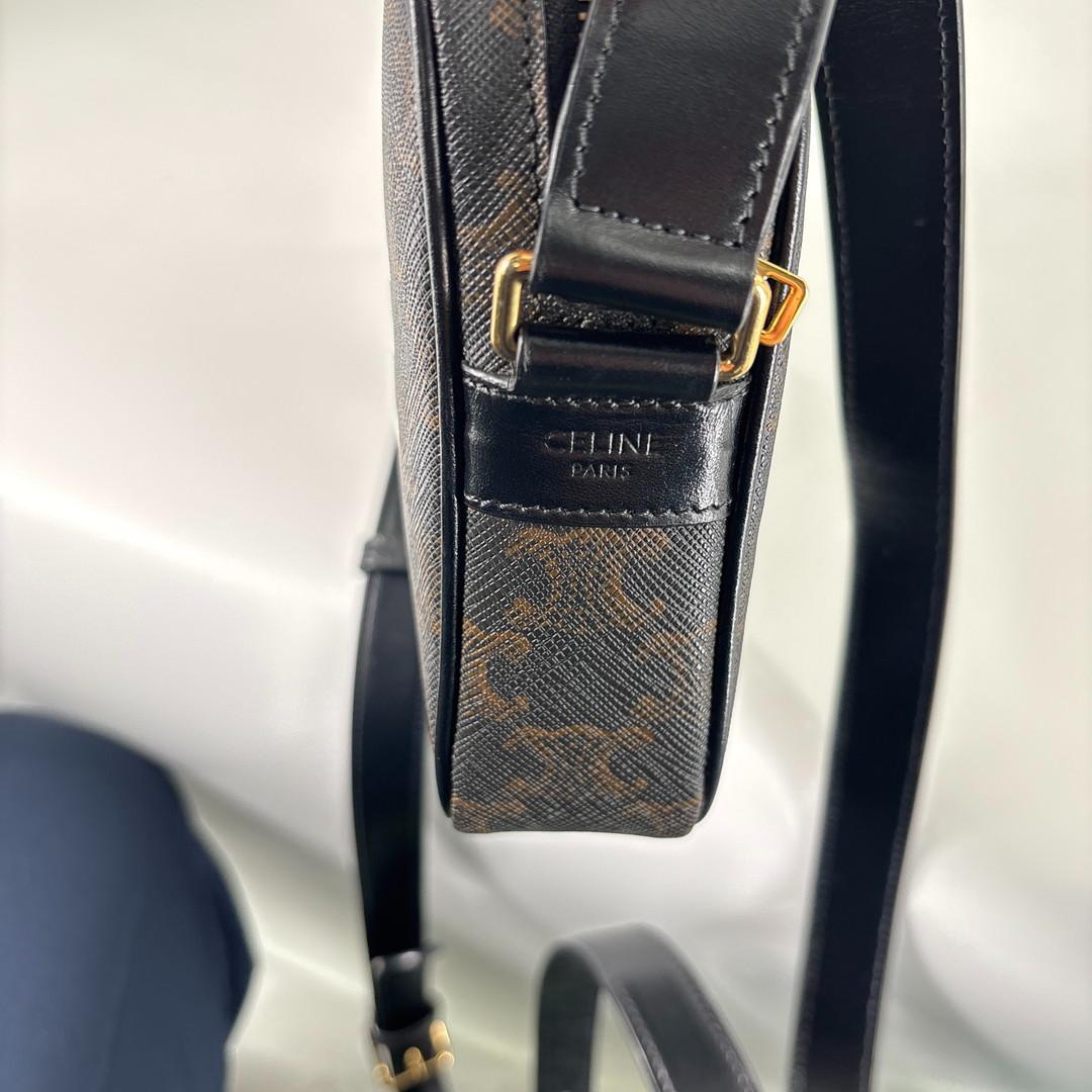 新品同様 セリーヌ トリオンフ レザー ミディアム メッセンジャーバッグ メンズ