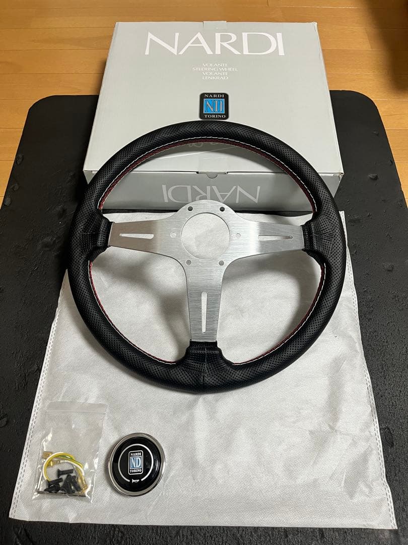 14インチナルディクラシック　アルミ製、レッドステッチ