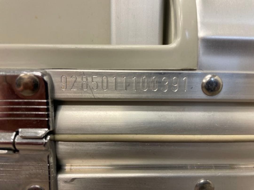 リモワ　シルバー アルミ キャリーカート 中型