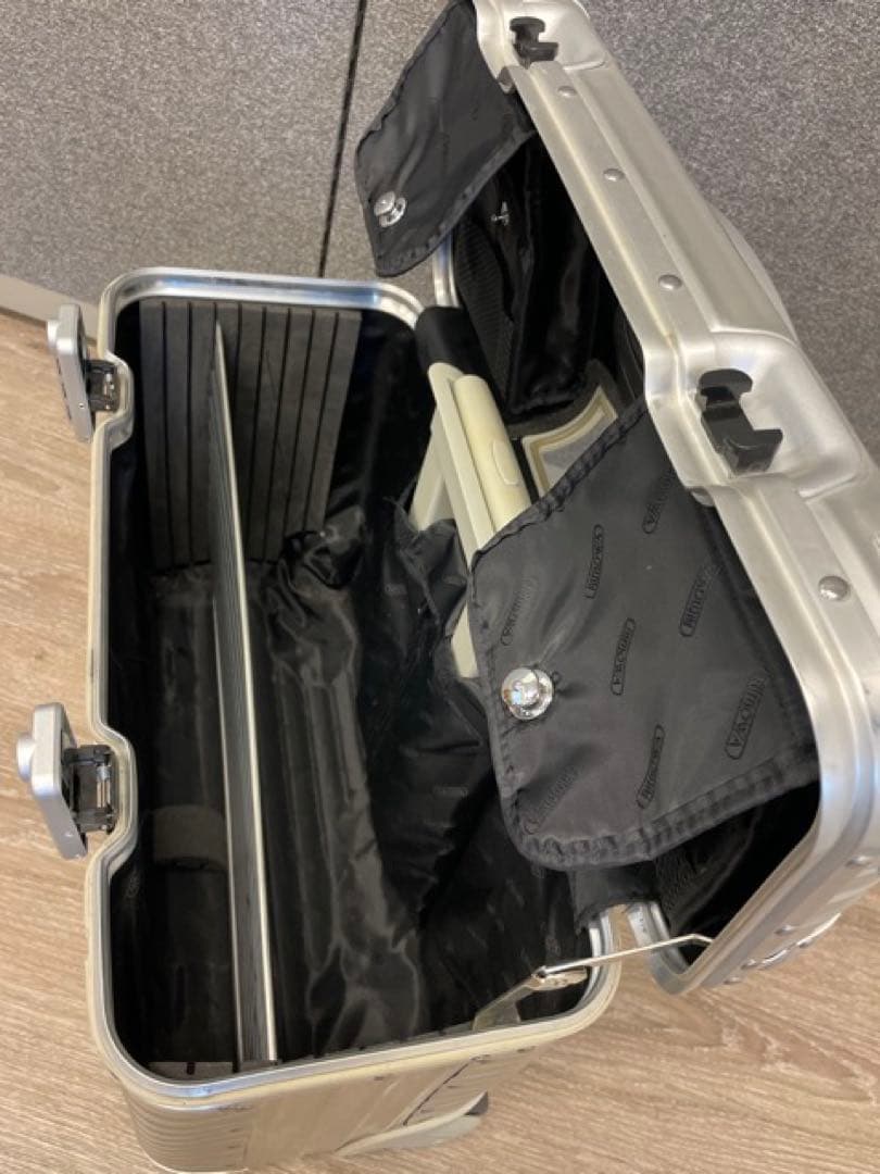 リモワ　シルバー アルミ キャリーカート 中型