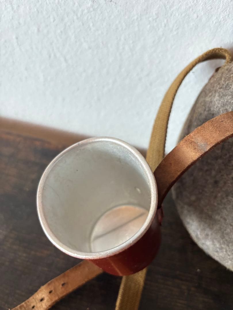 アンティーク　水筒 赤いカップ付き