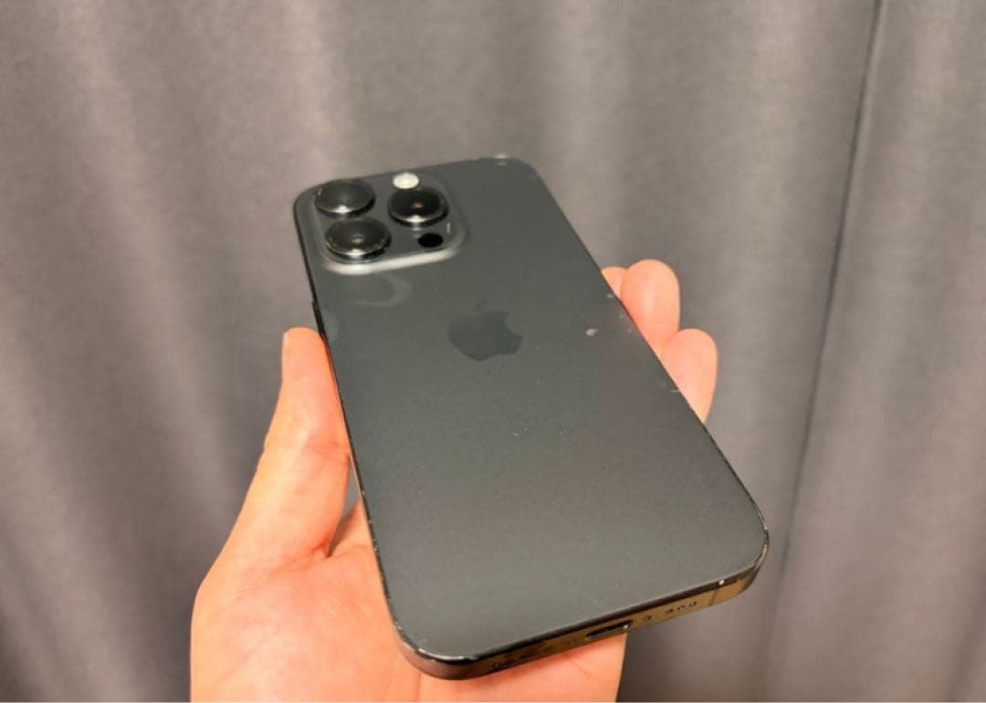 美品　Apple iPhone 15 Pro 256GB ブラックチタニウム
