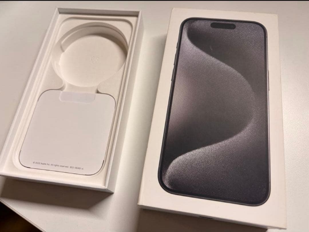 美品　Apple iPhone 15 Pro 256GB ブラックチタニウム