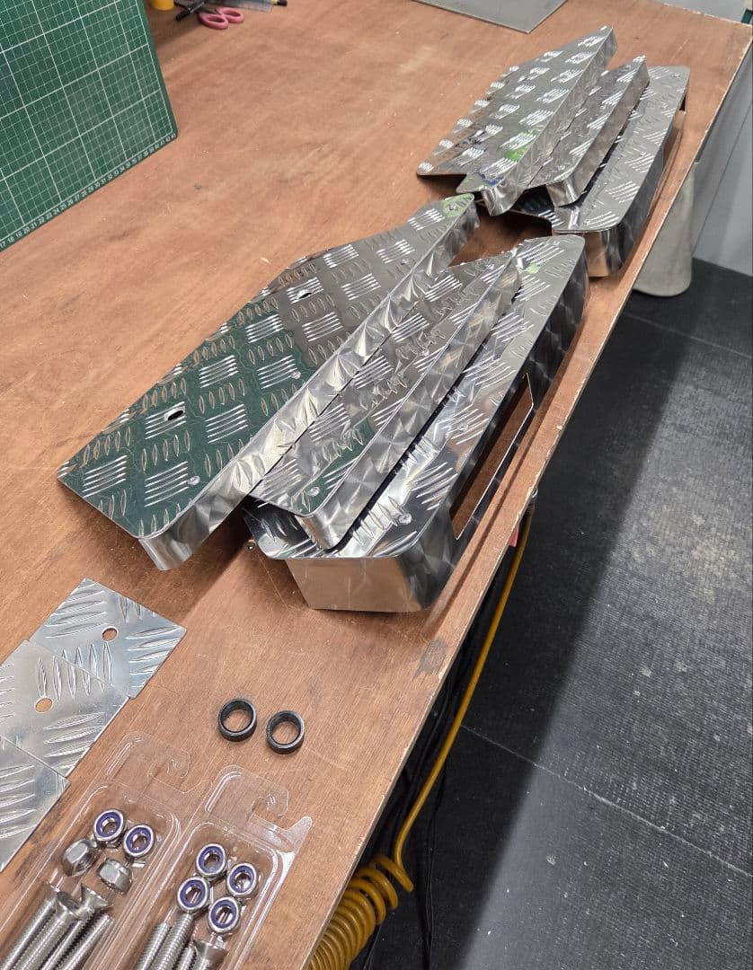 17スーパーグレート　サイドステップ　アルミ縞板ボルトナット付きフルセット