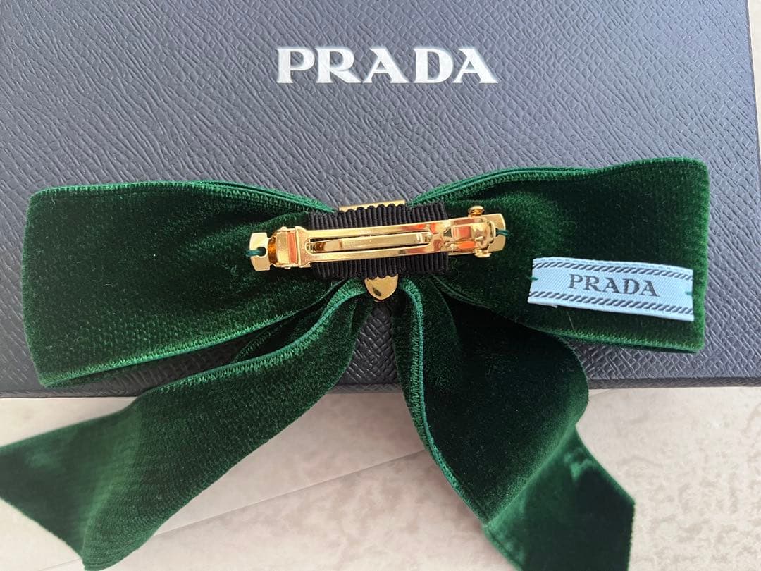 【最終値下げ】PRADA ダークグリーン ベルベットヘアクリップ