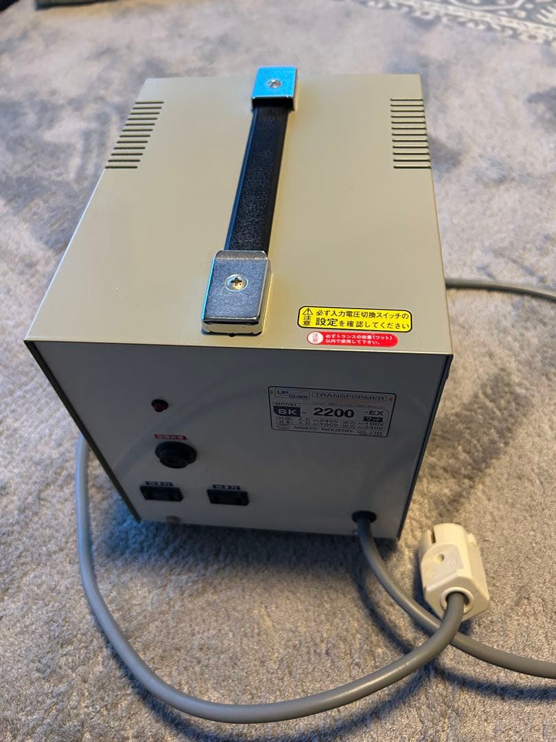 日章工業　アップ・ダウン変圧器2200W 240V/100V SK-2200EX