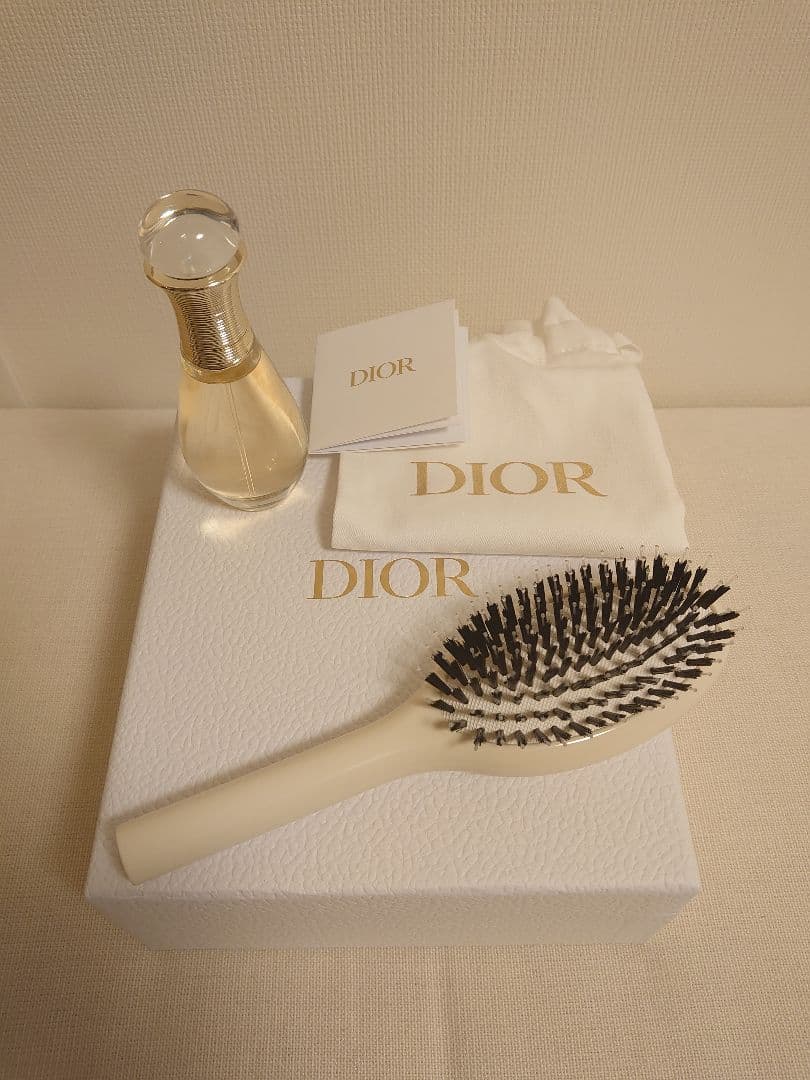 Dior プラチナ会員限定ノベルティ２セット（ヘアブラシのセット、扇子のセット）