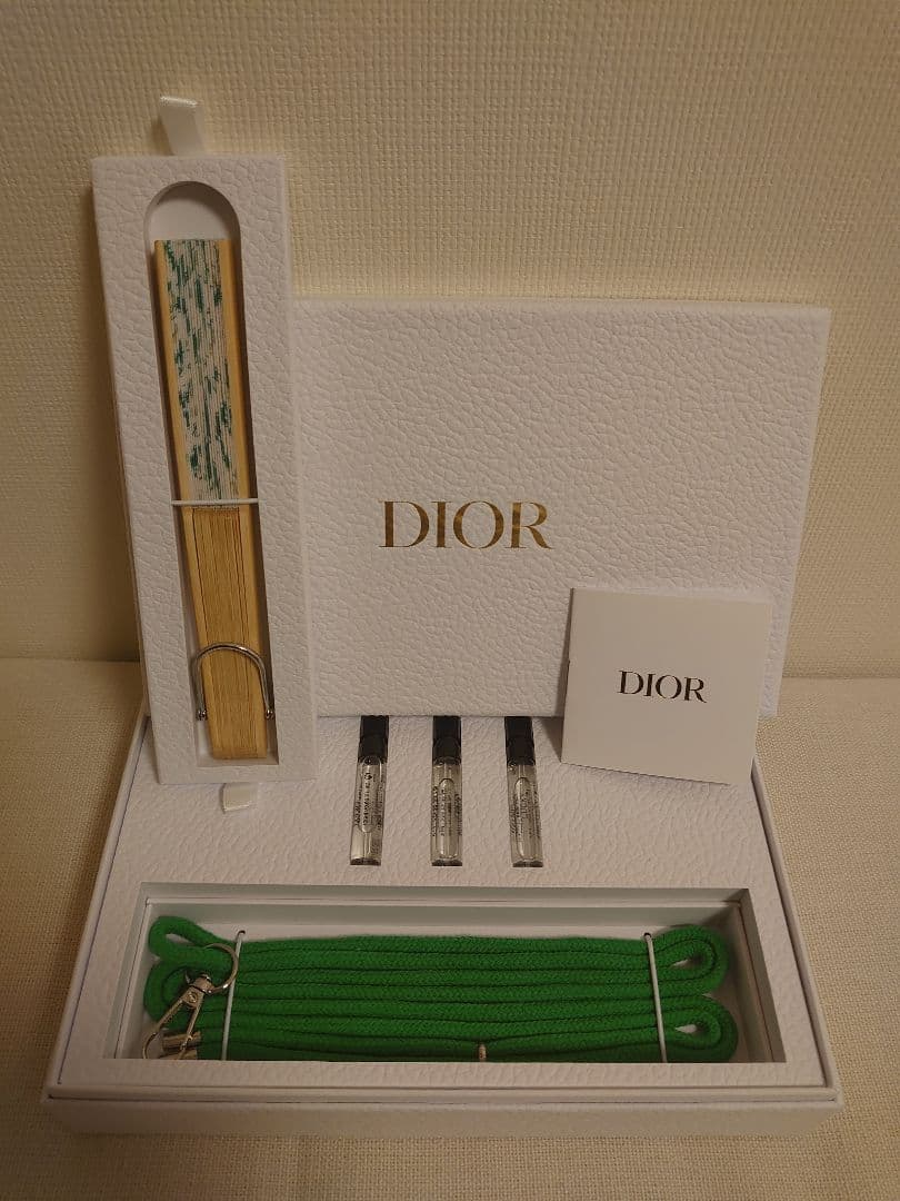 Dior プラチナ会員限定ノベルティ２セット（ヘアブラシのセット、扇子のセット）