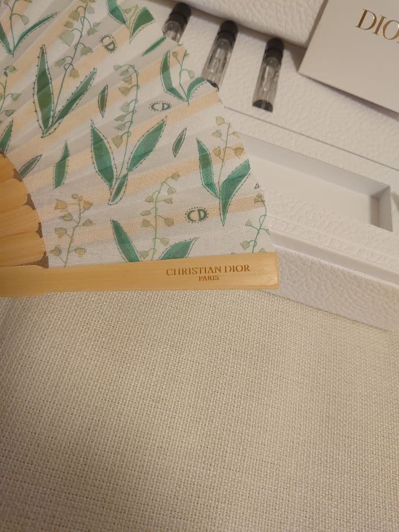 Dior プラチナ会員限定ノベルティ２セット（ヘアブラシのセット、扇子のセット）