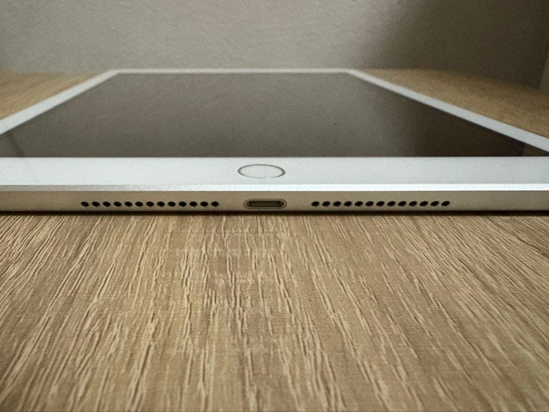 Apple iPad 第５世代 32GB シルバー 充電器付き
