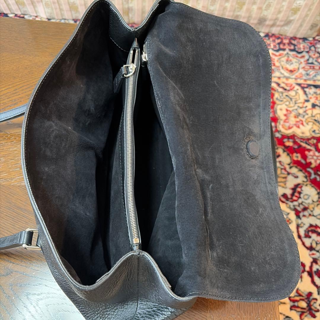 黒いレザーハンドバッグ ロゴ入り