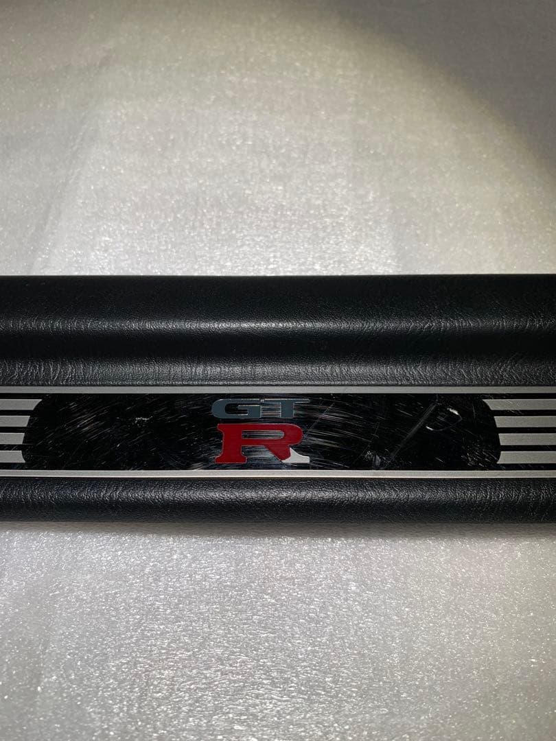 【中古】スカイライン GT-R34 スカッフプレート左右セット