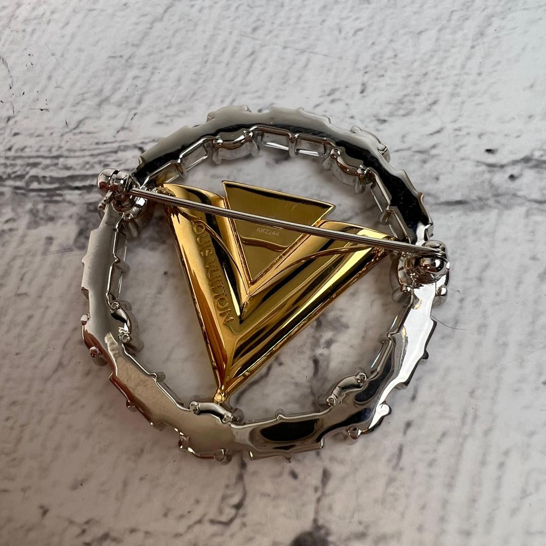 LOUIS VUITTON Vフォーストーン ブローチA-10095