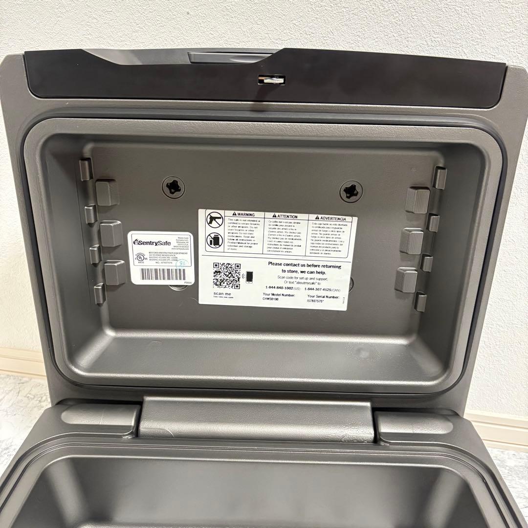 鍵・説明書付き‼️金庫 Sentryポータブル耐火防水保管庫　鍵付 防災