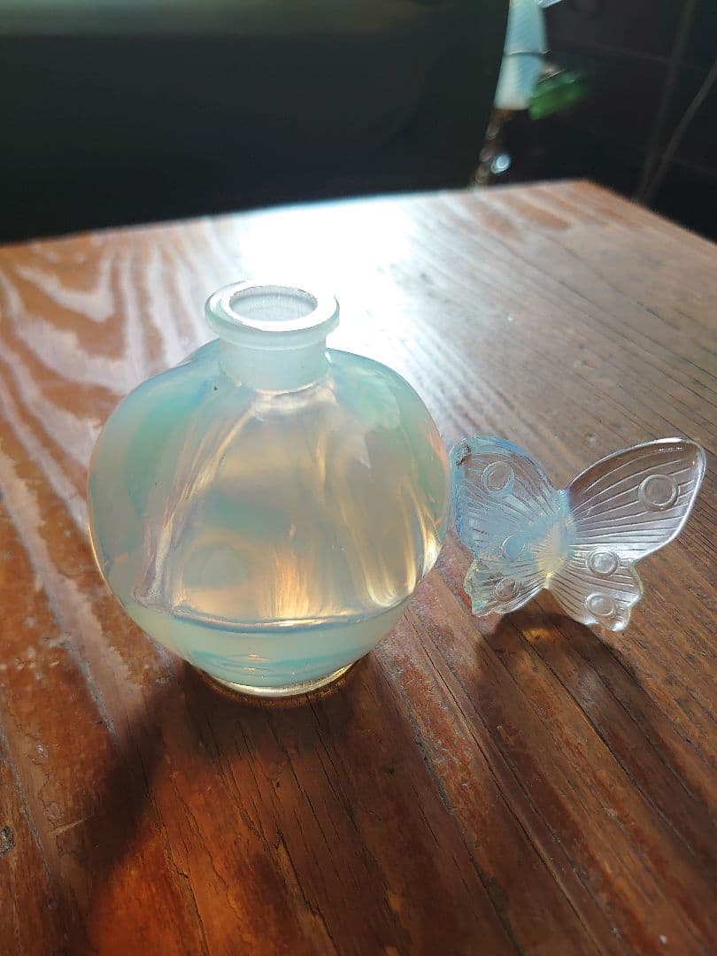 フランス1930s'オパールセント「蝶のパフィームボトル」香水瓶
