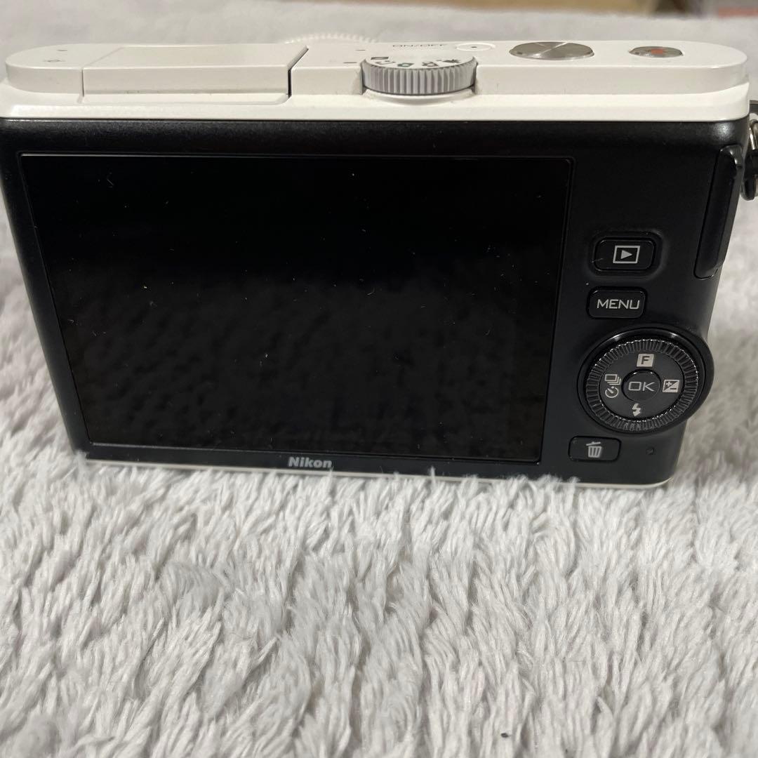 お値下げ価格Nikon 1 J3 ホワイト 超美品ミラーレスカメラ　単焦点レンズ