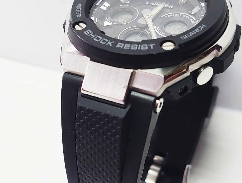 Xmas 特価中 CASIO G-SHOCK 電波ソーラー GST-W300