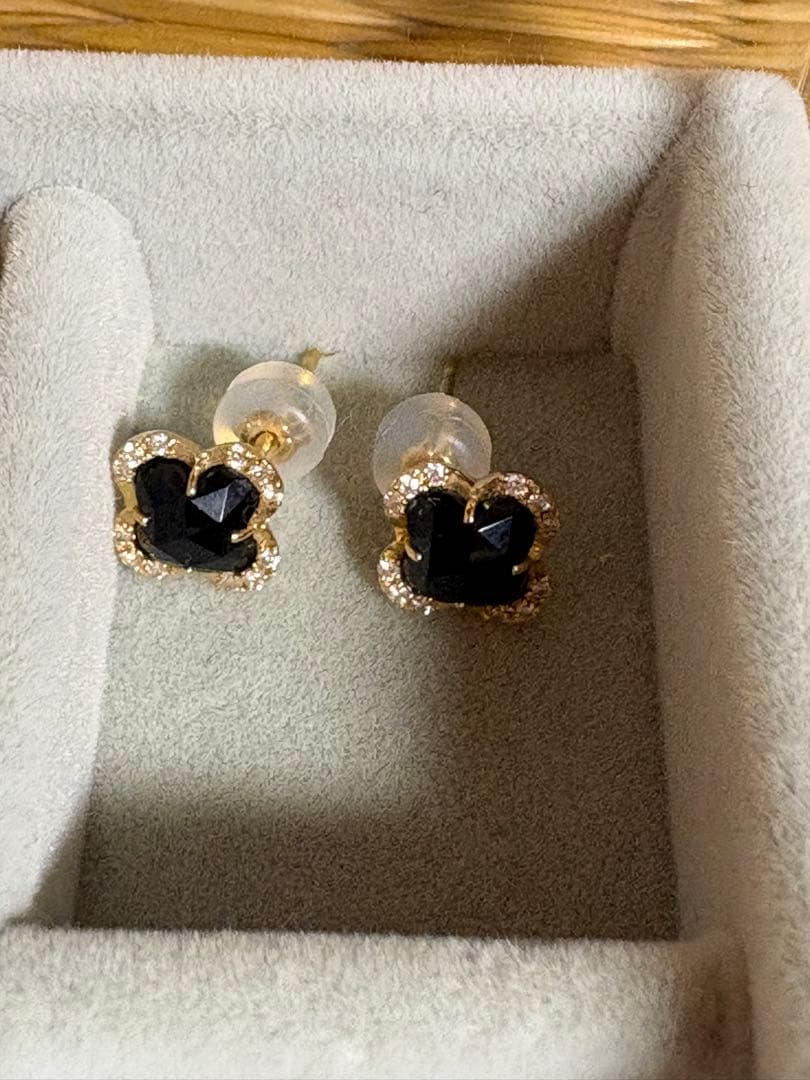 バンドーム青山　ブラックカルセドニー ピアス