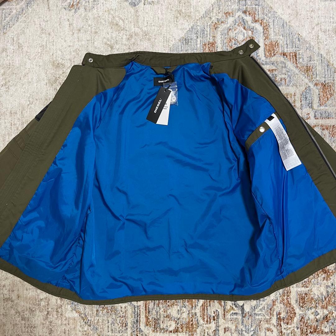 オリーブ色ナイロンジャケット