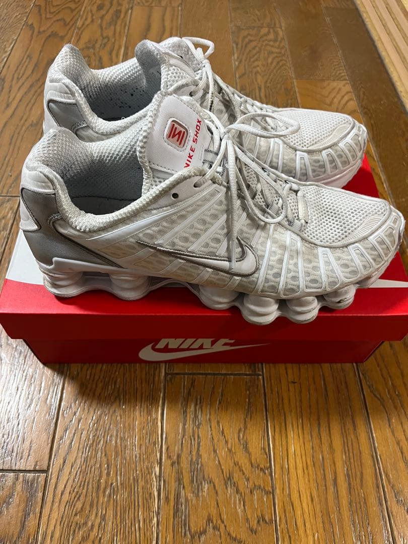 Nike Shox ホワイト/シルバー
