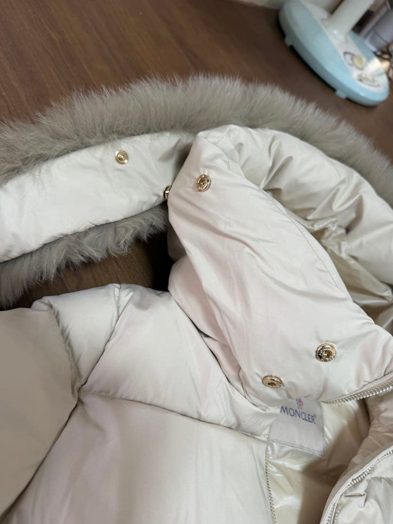 アイボリー ファー付きダウンジャケット