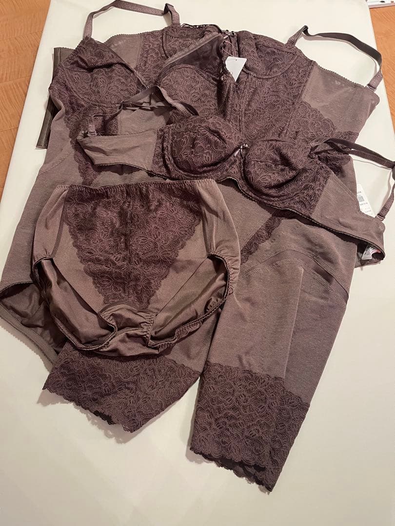 新品ダイアナ(ボディスーツ・コルセット・ガードル・ブラジャー・ショーツ)セット
