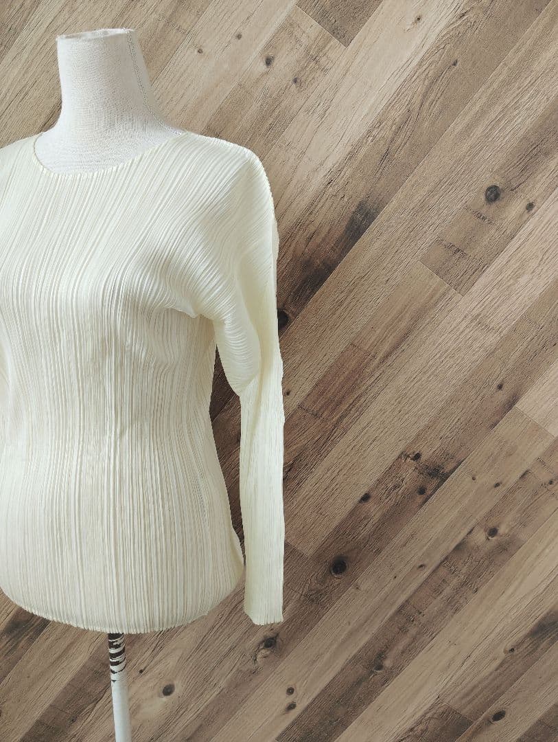 ISSEY MIYAKE イッセイミヤケ　日本製　長袖　プリーツ トップス