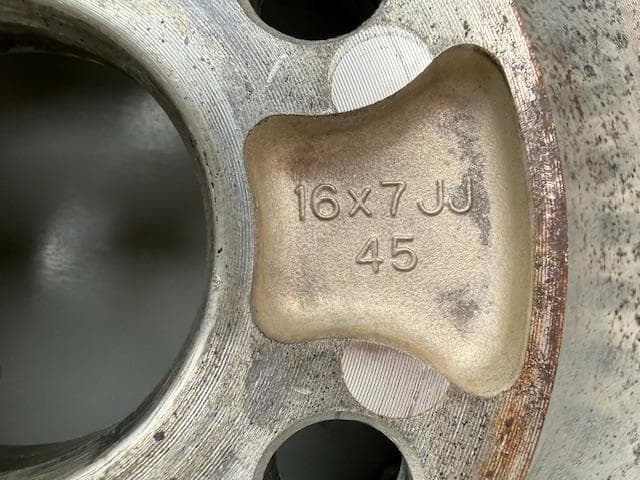 専用　希少!!トヨタ センチュリー 純正 キャップ付き 225/60R16