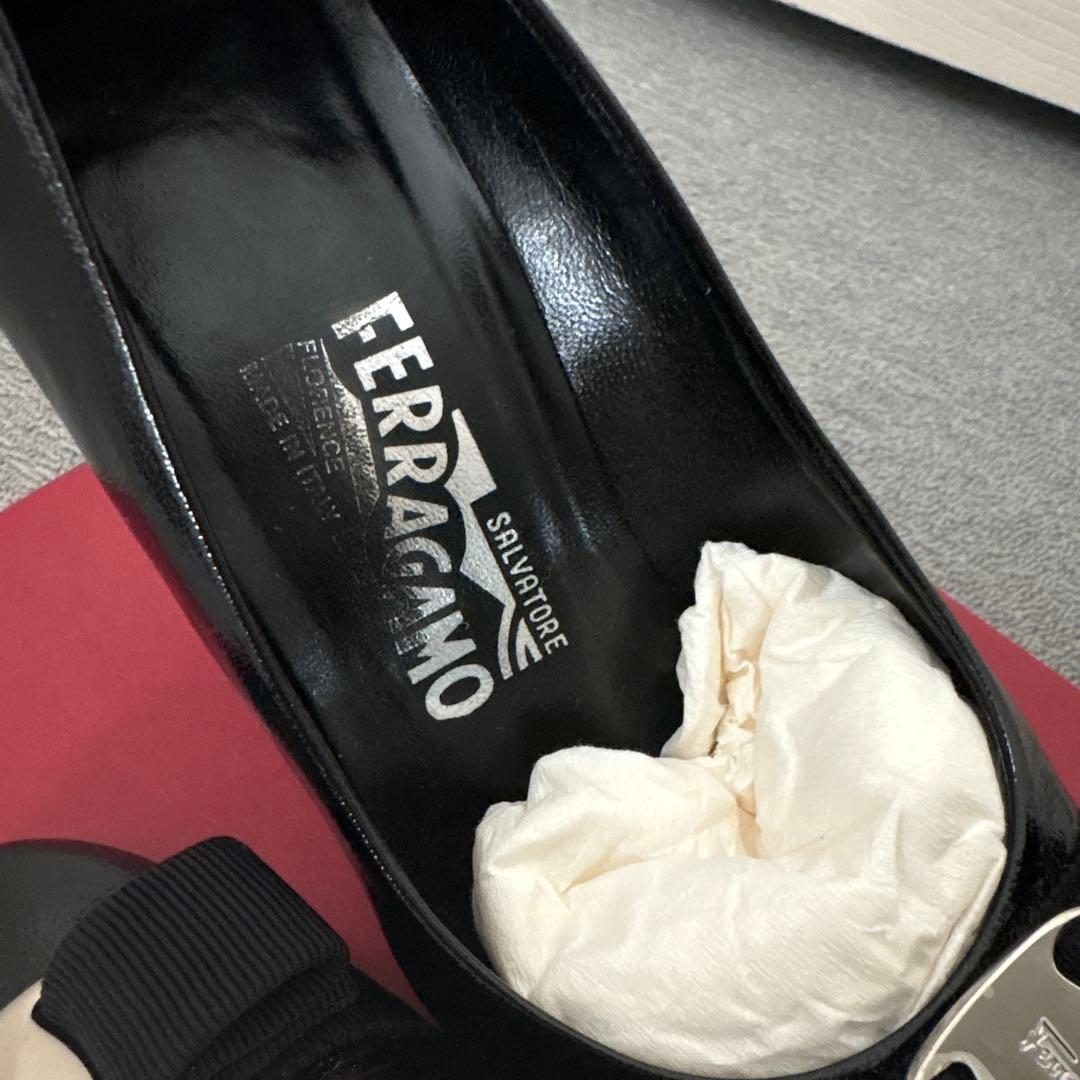 2/2まで大幅値下げ中！【美品】 フェラガモパンプス　黒　23.5cm リボン