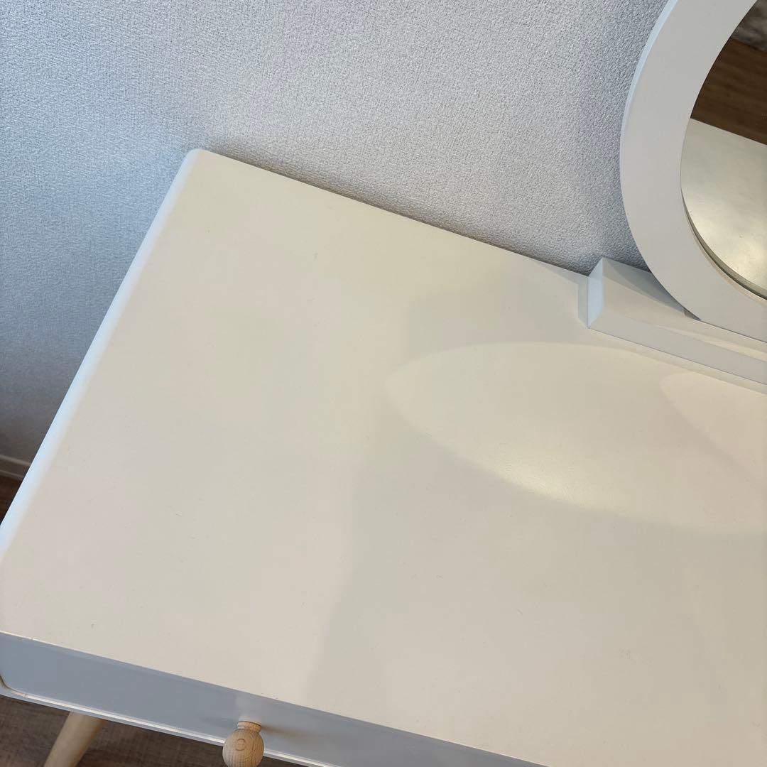ホワイトドレッサー 丸い鏡付き