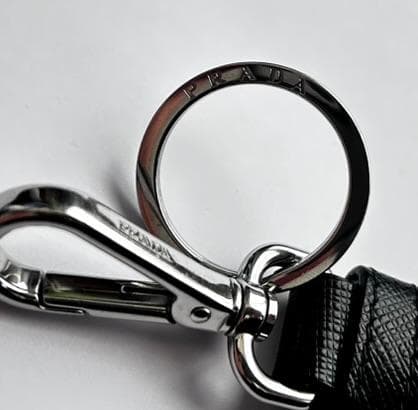 PRADA プラダ キーホルダー 三角ロゴ レザー ブラック