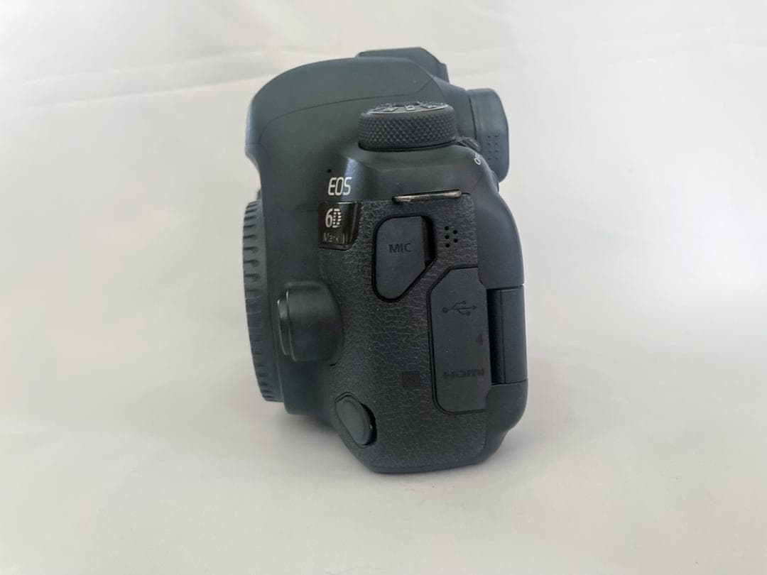 Canon EOS 6D Mark II 本体と付属品