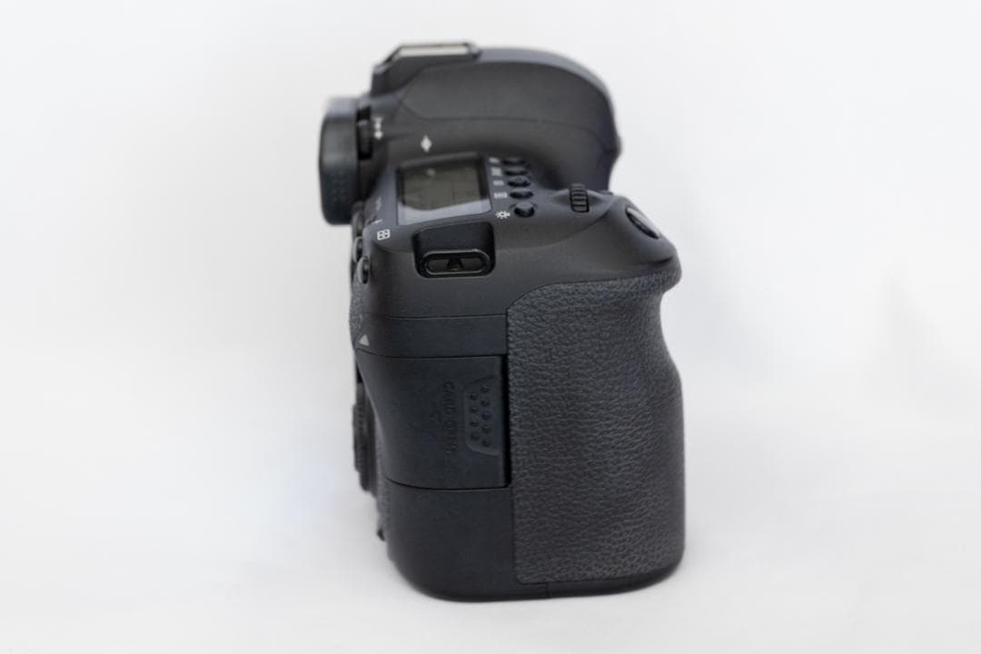 Canon EOS 6D Mark II 本体と付属品