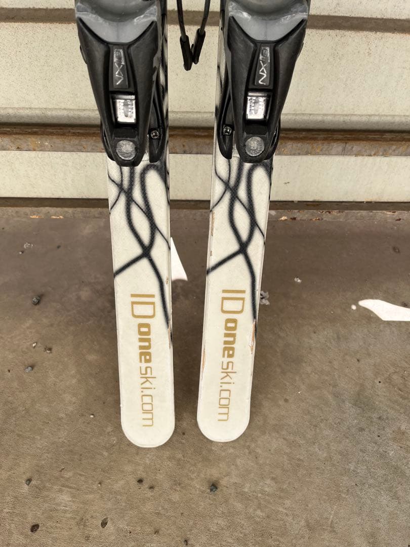 ジ*ン様 IDone スキー 板 白黒デザイン