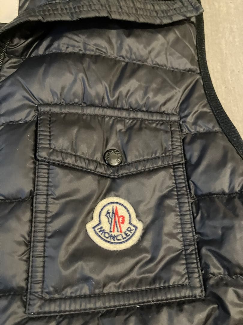Moncler モンクレール　フードが可愛いジップアップダウンベスト
