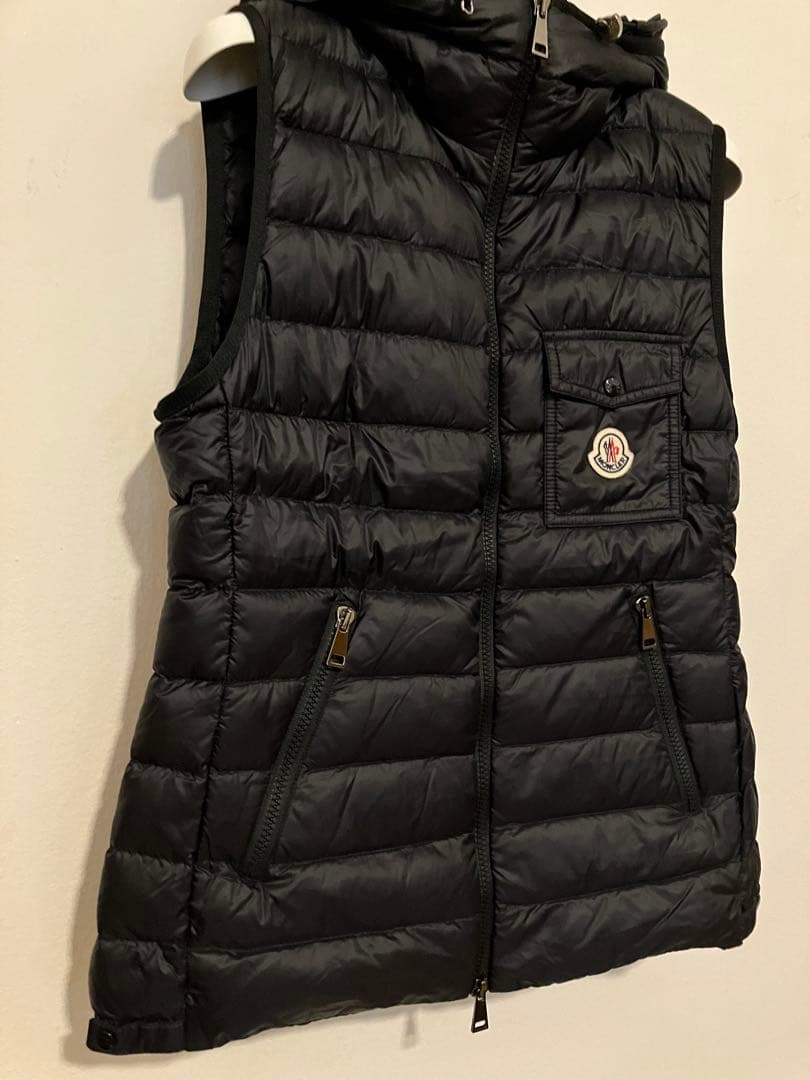 Moncler モンクレール　フードが可愛いジップアップダウンベスト