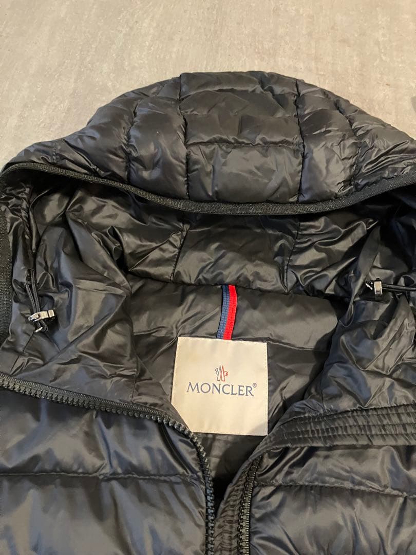 Moncler モンクレール　フードが可愛いジップアップダウンベスト