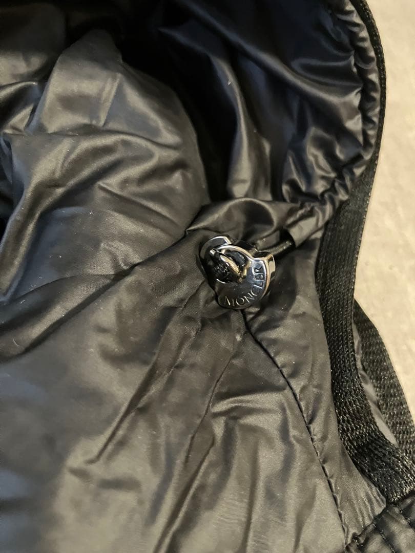 Moncler モンクレール　フードが可愛いジップアップダウンベスト