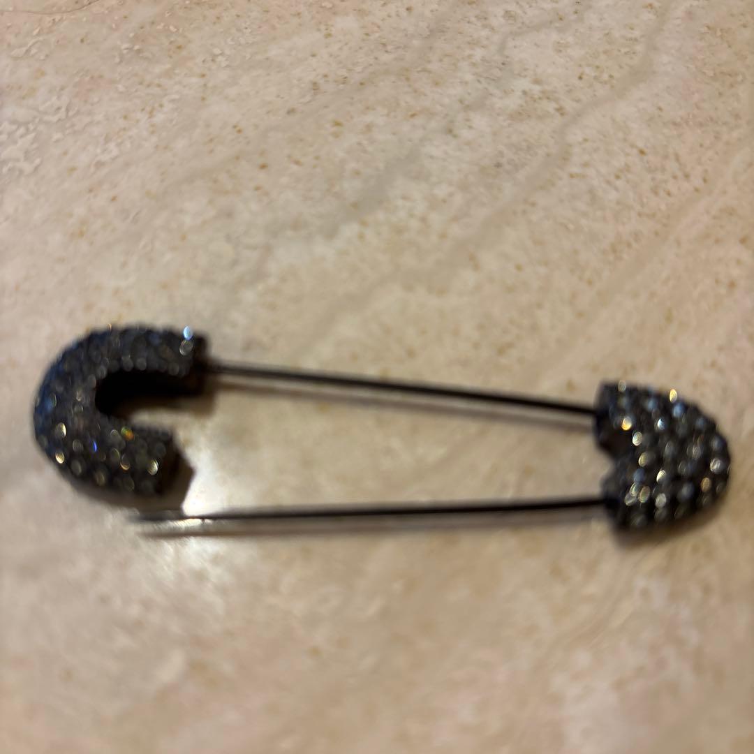 FOXEY スワロフスキークリスタル 調 ブラックブローチ